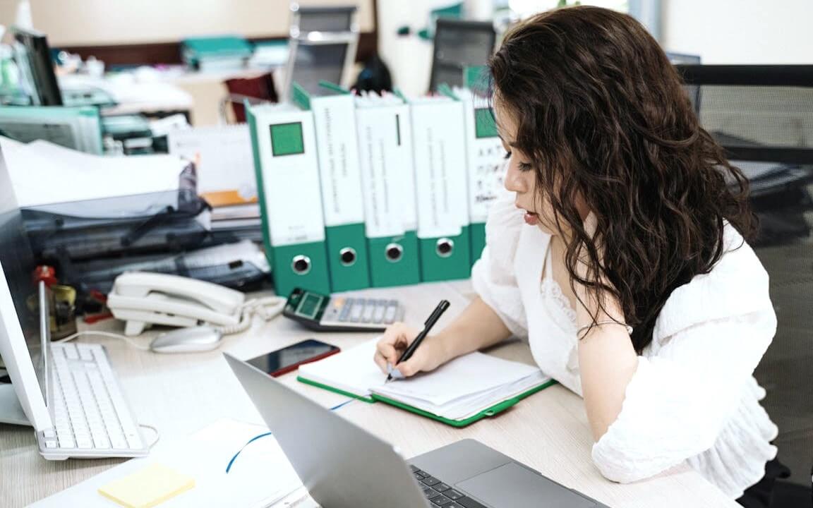 https://avori.by/assets/img/articles/business-manager.jpg