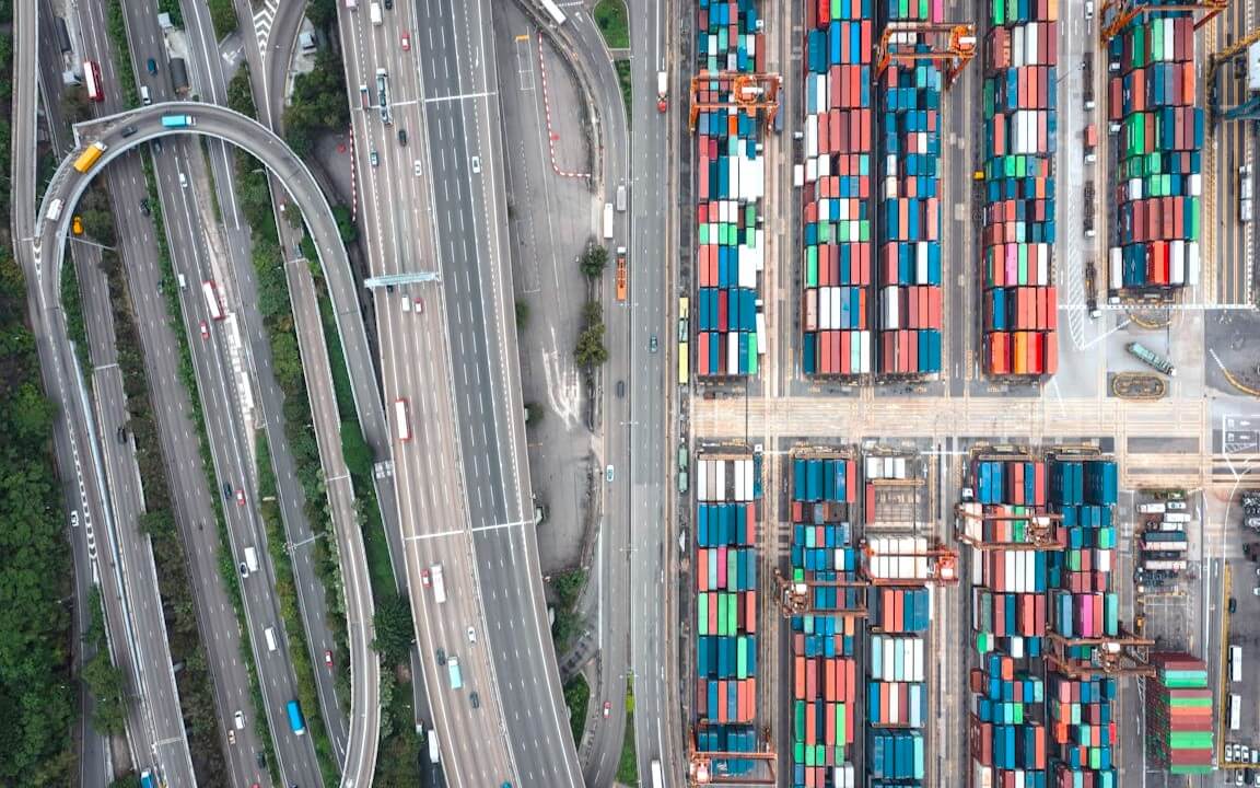 https://avori.by/assets/img/articles/container-yard2_%281%29.jpg