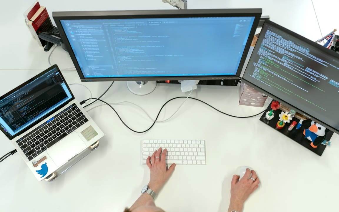 https://avori.by/assets/img/articles/developer-working.jpg