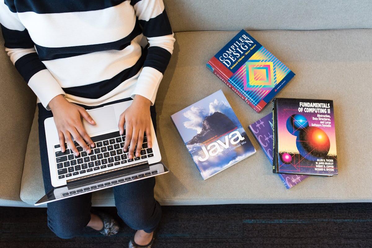 https://avori.by/assets/img/articles/java-textbook.jpg