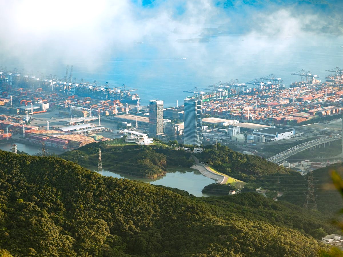 https://avori.by/assets/img/articles/misty-seaport.jpg