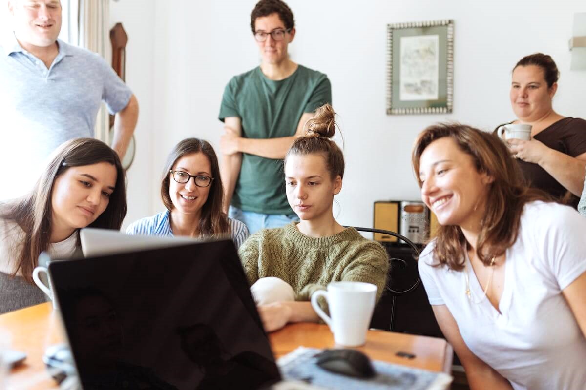 https://avori.by/assets/img/articles/team-office_1.jpg