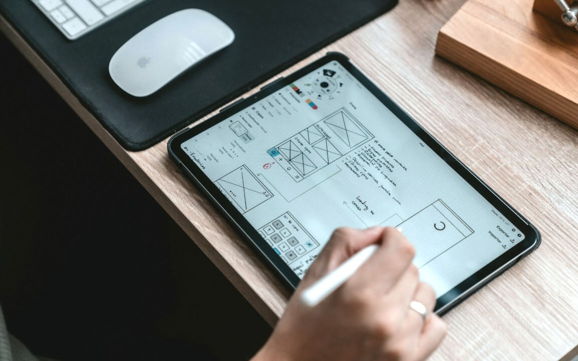 https://avori.by/assets/img/articles/ux-v-ui.jpg